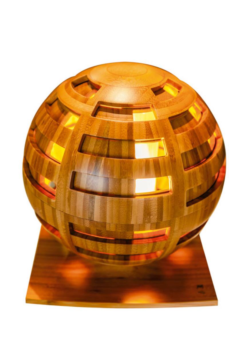 In addition to their functional value, Bamboola’s products are born of extraordinary ingenuity. The photo shows a bamboo lamp that allows users to adjust the intensity of its light.​​
