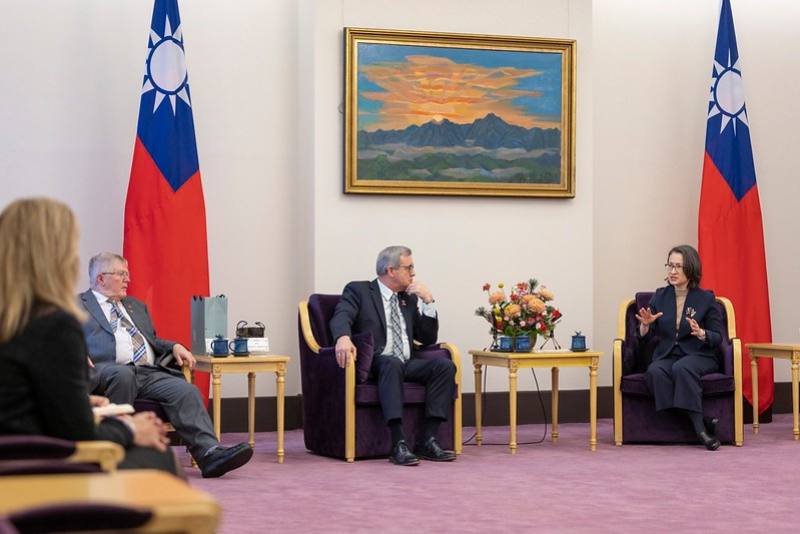 副總統接見加拿大聯邦參議員併「哈利法克斯台北論壇」美國學者訪問團，並相互交流