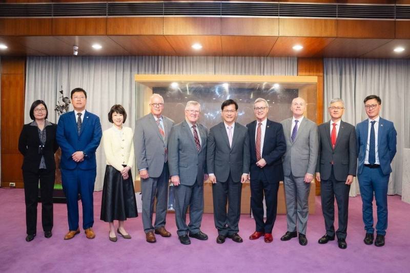 外交部長林佳龍與訪團及賓客合影。