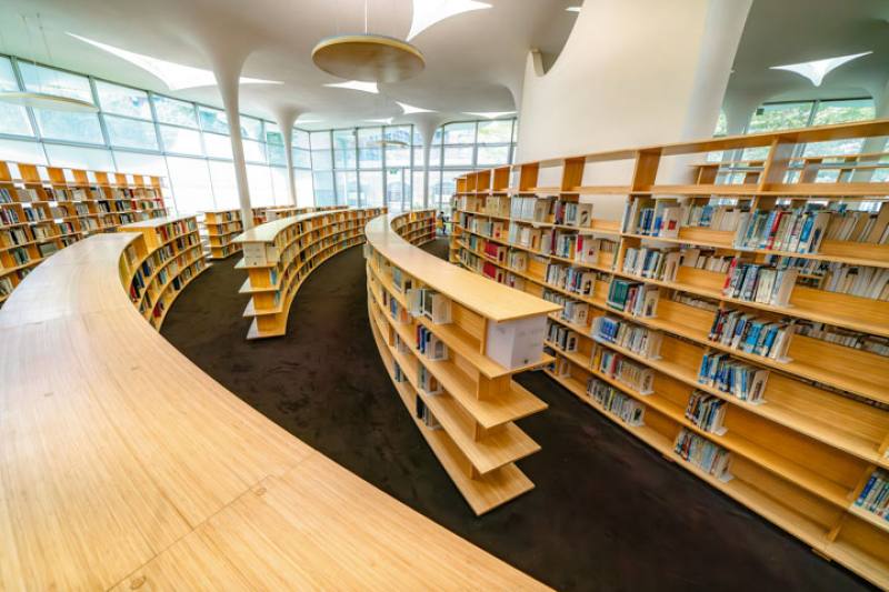 These bookshelves made by Bamboola comprise laminated bamboo boards that are uniformly only 1.8 centimeters thick, yet are strong enough to bear the weight of the books.​​