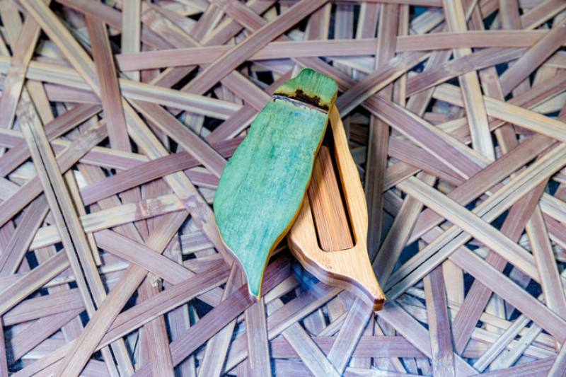 With the fresh green of bamboo preserved through a chemical process, this personal seal case in the shape of Taiwan evokes the island’s rich woodlands.​​