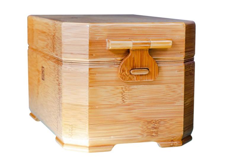 In addition to their functional value, Bamboola’s products are born of extraordinary ingenuity. The photo shows a portable bamboo tea box.