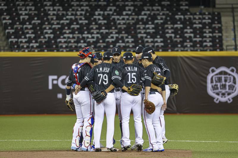 世界棒球經典賽資格賽（WBCQ）21日起在台北大巨蛋開打。圖為台灣隊13日晚間與韓職樂天巨人隊進行第2場交流賽，台灣隊搶下2連勝，賽後球員一同在場內圍圈慶祝。