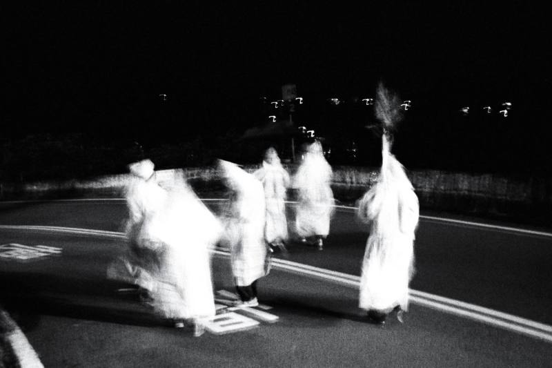 香港攝影家黃弘川定居新竹北埔，聚焦客家喪葬習俗，展現地方文化中的生命哲學。他以異鄉人的視角探索生死意義，記錄客家人與逝者相處的過程，讓觀者反思對死亡的態度。 黃弘川《山歌奏鳴曲》系列，2018-2023，多種尺寸，藝術家提供