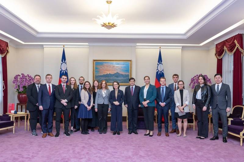 副總統與「德國馬歇爾基金會」「台美政策計畫」訪團合影