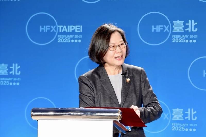 前總統蔡英文20日出席哈利法克斯（Halifax）「台北論壇：連結民主與安全」，並於閉門會議演講中表示，如今的台灣，不僅是2300萬人民的台灣，更是世界的台灣，台灣的貢獻早已超越國界。（蔡英文辦公室提供）