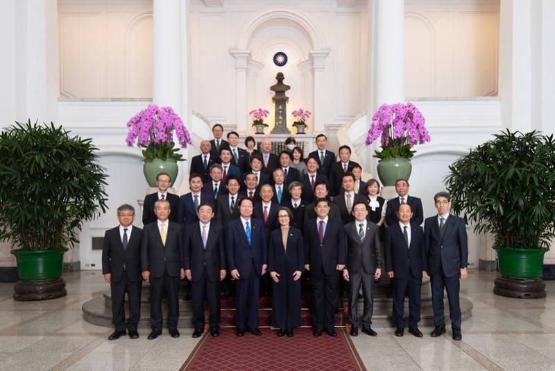 副總統與「日本台灣親善協會」衛藤征士郎會長及大分縣議會自民黨團合影