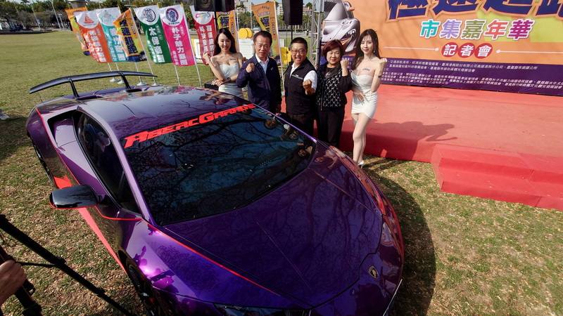 「2025大嘉義商圈布袋商港極速超跑市集嘉年華」28日起登場，21日在嘉義縣政府前辦宣傳記者會，嘉義縣長翁章梁（左2）等歡迎民眾體驗極速快感、品味在地美食
