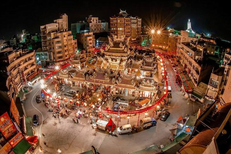 2025年北港燈會透過燈光藝術點亮北港朝天宮剪黏、交趾陶與雕梁畫棟成活動亮點；縣府決定將燈會延長至3月2日，並加碼推出賞燈抽IPAD活動。（雲林縣文觀處提供）