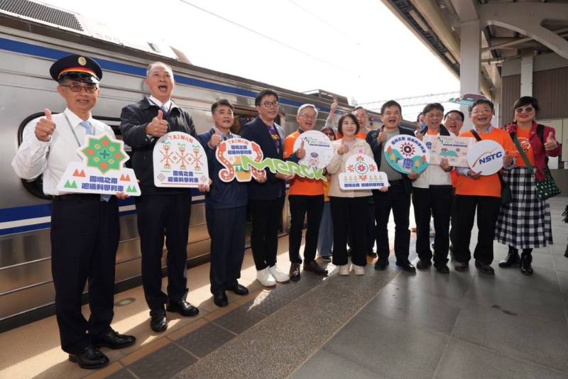 「國境之南-迎曦科學列車」於21日首度行駛南迴線，從屏東潮州出發，沿途停靠屏東(枋寮)、臺東(金崙、臺東)，邀請約850名偏鄉學童搭乘，體驗「移動式科學實驗室」的魅力，並於枋寮、金崙與臺東3站辦理73個結合在地文化特色的科學市集，吸引超過1,200人次參與，開創南臺灣科普推廣新里程碑。