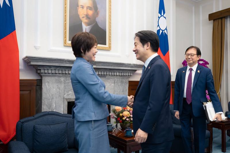 President Lai Ching-te shakes hands with Abe Akie, the wife of late Prime Minister Abe Shinzo of Japan.