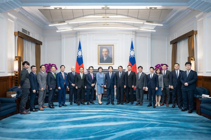 President Lai poses for a photo with Abe Akie, the wife of late Prime Minister Abe Shinzo of Japan.