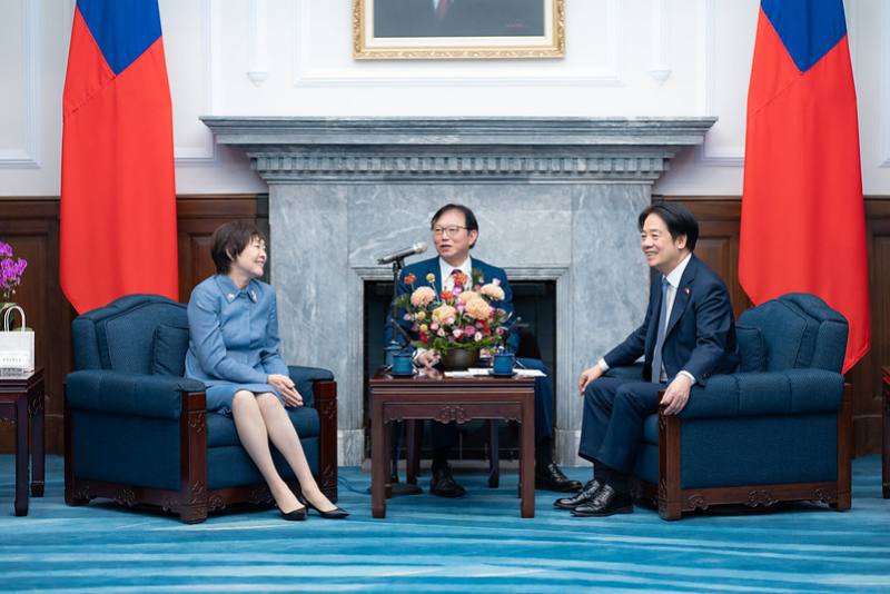 President Lai exchanges views with Abe Akie, the wife of late Prime Minister Abe Shinzo of Japan.