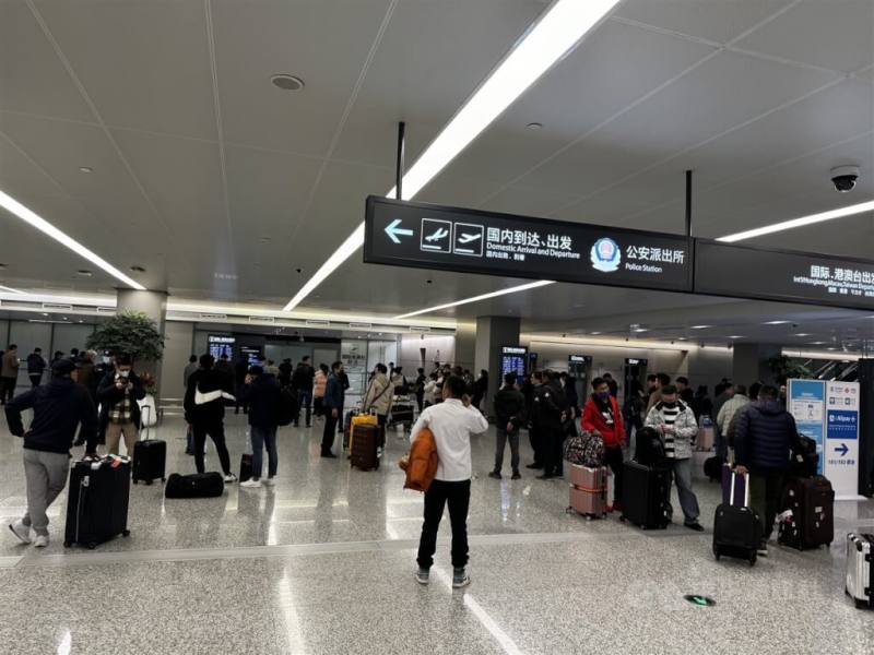 圖為上海虹橋機場入境的人潮