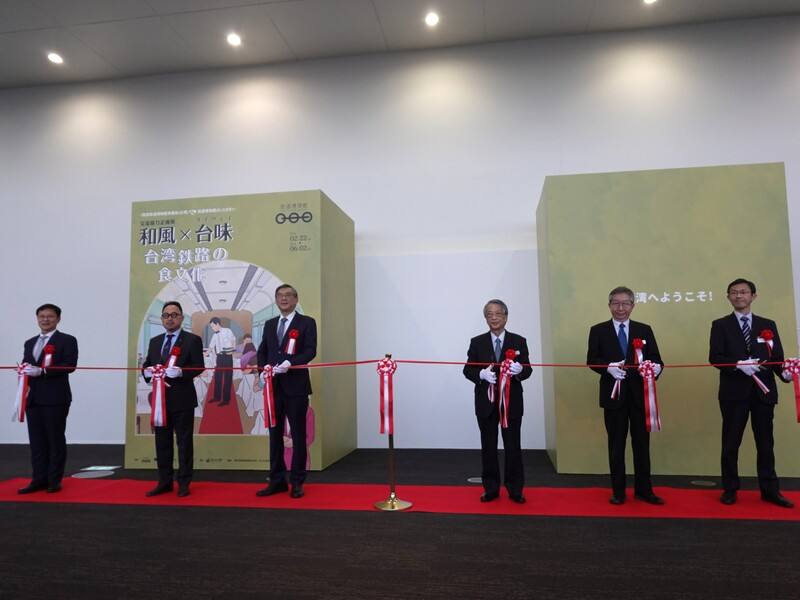 台日首度合推鐵路文化特展21日開幕。左起文化部國家鐵道博物館籌備處主任鄭銘彰、文化部駐日台灣文化中心主任曾鈐龍、駐日副代表周學佑、東日本鐵道文化財團會長清野智、東日本鐵道文化財團理事長田浦芳孝、日本鐵道博物館館長大場喜幸