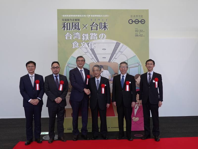 台日合作的「和風×台味 台灣鐵路的飲食文化」交流企畫展22日在日本的鐵道博物館展出。出席者左起為文化部國家鐵道博物館籌備處主任鄭銘彰、文化部駐日台灣文化中心主任曾鈐龍、駐日副代表周學佑、東日本鐵道文化財團會長清野智、東日本鐵道文化財團理事長田浦芳孝、日本鐵道博物館館長大場喜幸。