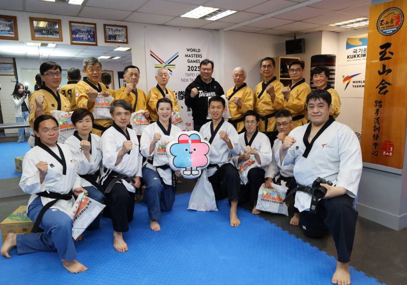 體育署鄭世忠署長與三民跆拳道館學員合影，並預祝隊員參加世壯運賽事順利成功，為自己圓夢