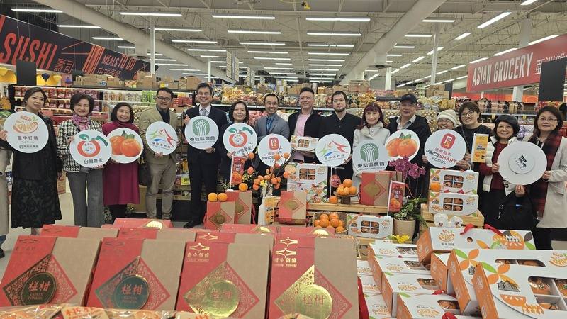 台中優質椪柑行銷活動在加拿大大型零售集團Save on Foods的PriceSmart Foods Richmond超市舉辦，台灣僑界熱烈歡迎