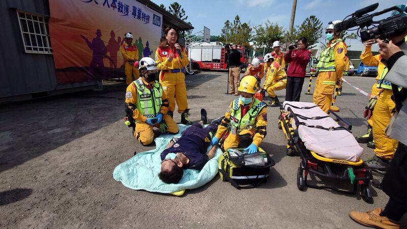 結合醫護、土木技師與消防人員的嘉義縣消防局特種搜救隊，22日舉辦救災模擬操演，展現專業國際搜救能力