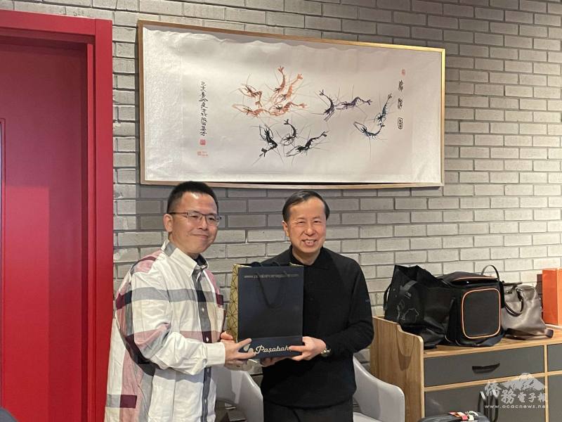 林榮堂也為即將退休的陽明海運駐土耳其分公司總經理張見陸送上紀念品，感謝他多年來對臺商會的支持與付出