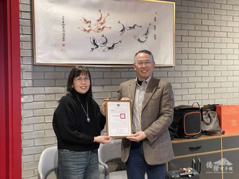 僑委會也特別頒發獎狀給世華土耳其分會第二屆會長夏繡鳳，以表揚她對世華分會的貢獻與努力