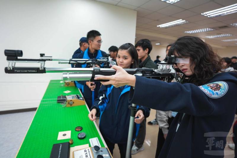 學生體驗空氣槍射擊