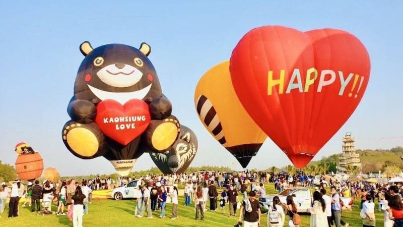 高雄熊熱氣球參加2025泰國清萊聖獅國際熱氣球節，與來自13個國家、22顆熱氣球齊聚一堂，為台灣及高雄帶來更多國際曝光與關注。（高雄市觀光局提供）