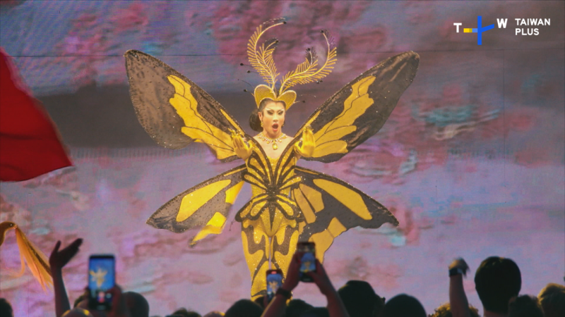 變裝皇后妮妃雅與瘋家利用變裝做為自我表達和社會觀察的工具，在文化奧運演出之餘，也和法國同業在片中進行精采交流