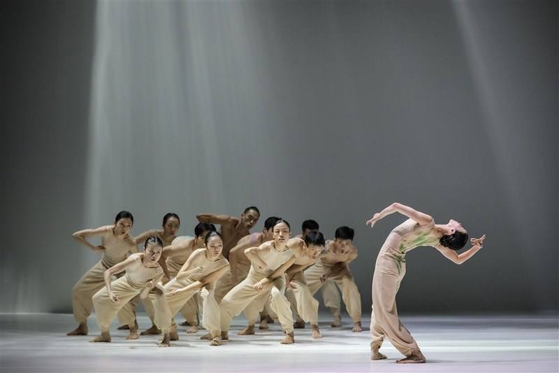 "Sounding Light." Photo by Kim Lee, courtesy of Cloud Gate Dance Theatre