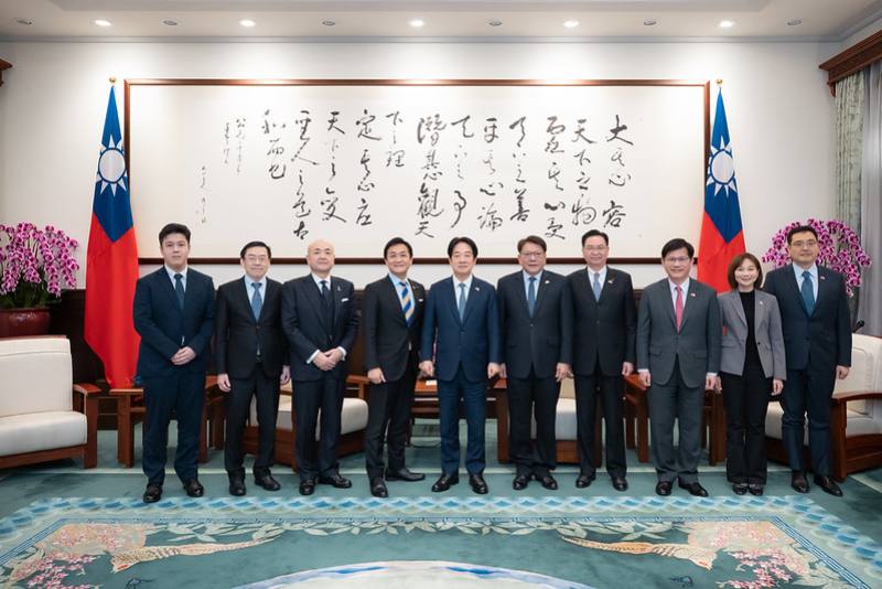 President Lai poses for a photo with Japanese House of Representatives Member Tamaki Yuichiro.