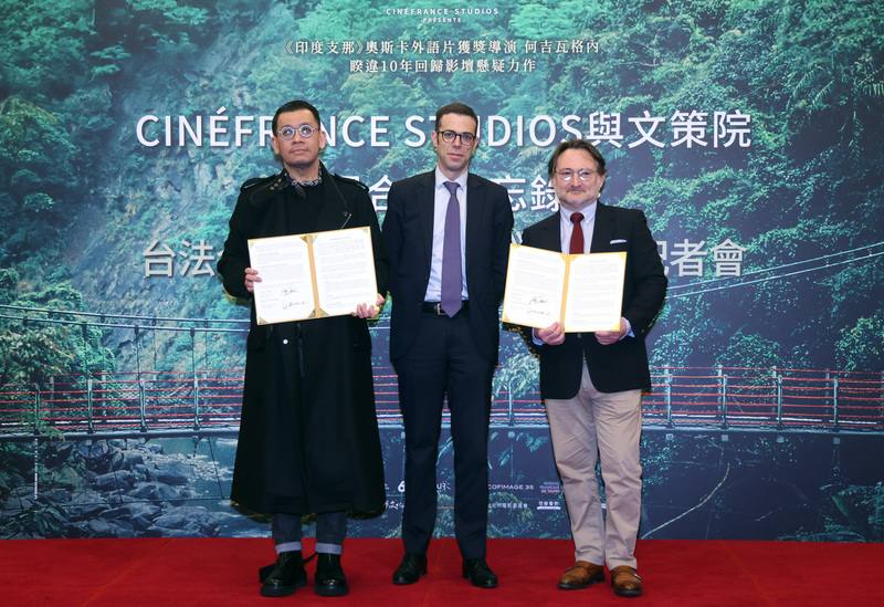 文化內容策進院與法國大型製片公司Cinéfrance Studios合作，24日在台北圓山大飯店舉行台法合製電影「謎宴」發布記者會，Cinéfrance Studios董事長Julien Deris（右）與文策院董事長蔡嘉駿（左）代表簽署合作備忘錄，由法國在台協會主任龍燁（Franck Paris）（中）見證。