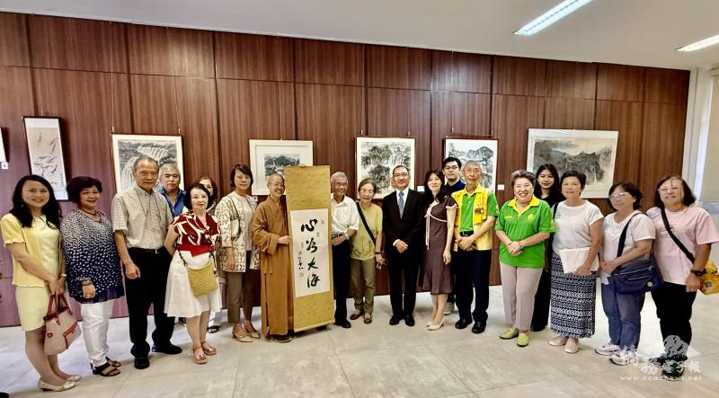 巴西如來寺舉辦僑界書畫藝術家廖世秉國畫展；開幕式貴賓和出席人員合影