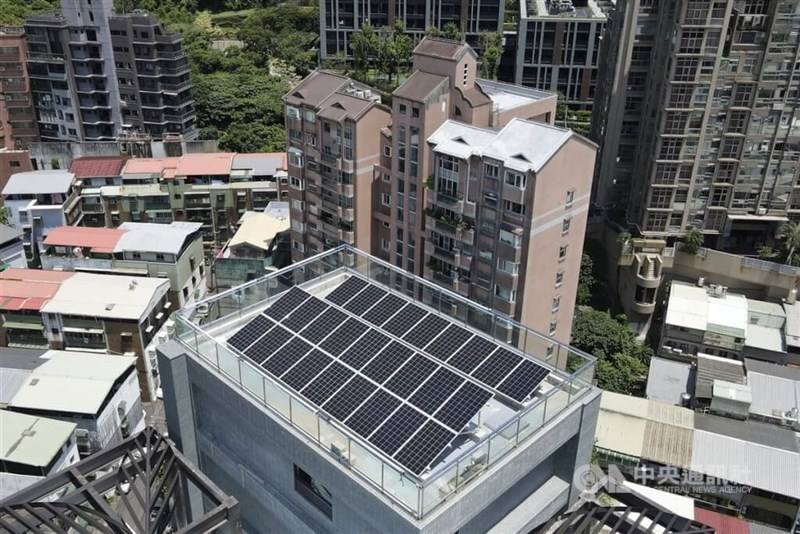 Solar panels are seen installed on the rooftop of a newly-constructed building in Taipei’s Beitou District. CNA file photo