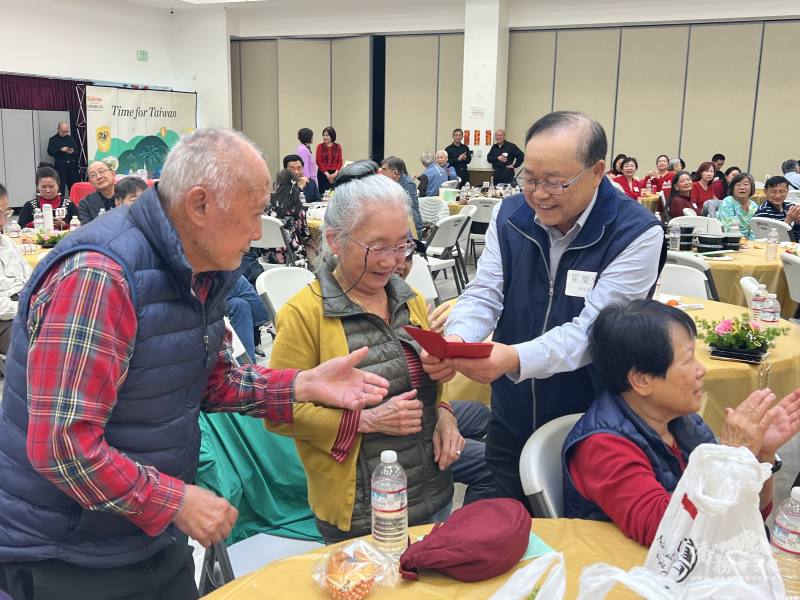 校友會頒發紅包給年長的學姐學長