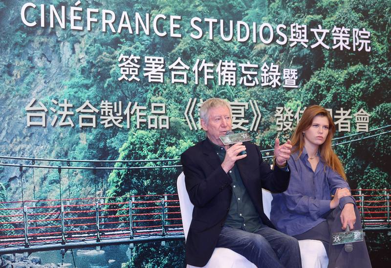 法國製片公司Cinéfrance Studios與文化內容策進院簽署合作備忘錄暨台法合製作品「謎宴」發布記者會24日在台北圓山大飯店舉行，法國名導何吉瓦格內（Régis Wargnier）（左）與飾演女主角的演員茱莉亞德努納斯（Julia de Nunez）（右）出席