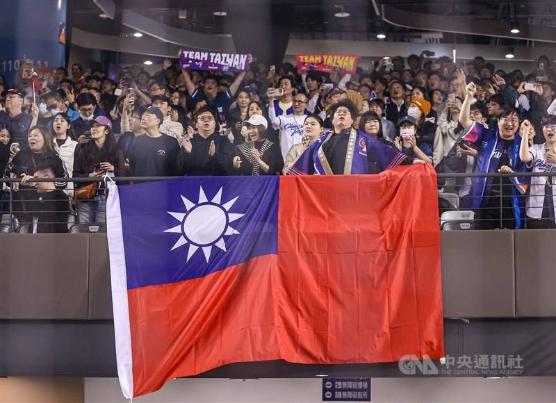 A crowd of cheering fans display the Republic of China (Taiwan) national flag during Tuesday’s game. CNA photo Feb. 25, 2025