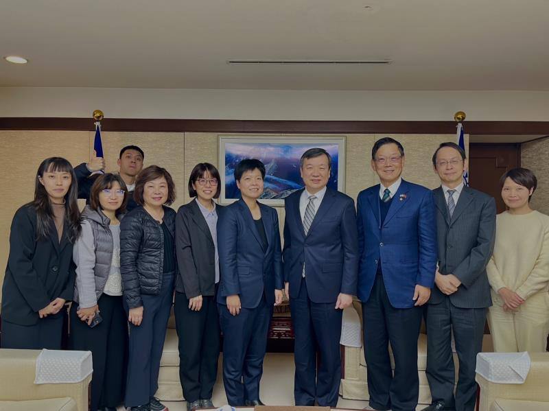 The SA also paid a special visit to the Taipei Economic and Cultural Representative Office in Japan where the visitors were personally greeted by Representative Lee Yi-yang (4th from right)