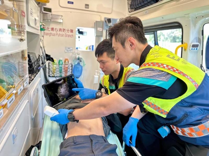 彰化縣2名高級救護技術員日前為1名發生車禍駕駛即時進行腹部超音波並上傳影像，研判腹部內出血，爭取到黃金治療時間，順利挽救傷患生命，成為彰化首例執行院前超音波檢查成功救護傷患案例。（彰化縣消防局提供）