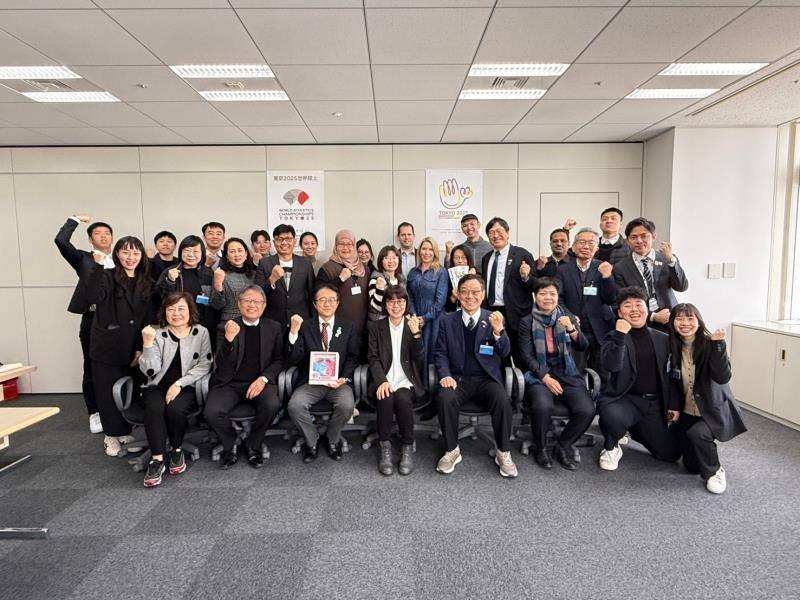 The SA arranged for APEC economy representatives to visit the Tokyo Metropolitan Government, Bureau of Citizens, Culture and Sports, where they were received by Deputy Director Toshihide Watanabe