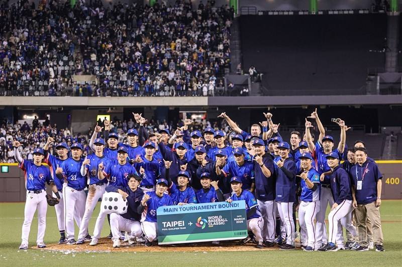 Members of Team Taiwan pose for a victory photo on the pitcher’s mound. CNA photo Feb. 25, 2025