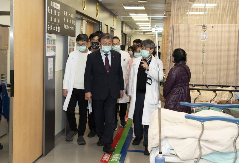 衛福部長邱泰源（著西裝者）26日前往訪視衛福部雙和醫院，在院長李明哲（右2）等人陪同下參訪院內，了解醫療業務運作相關現狀。（民眾提供）