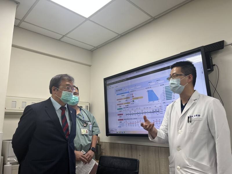 衛福部長邱泰源（左）26日突擊式前往台大醫院、北市聯醫和平院區、亞東紀念醫院及衛福部台北醫院等處，他傍晚在台北醫院受訪表示，透過臨時探訪幾家醫院，來了解第一線最實際狀況