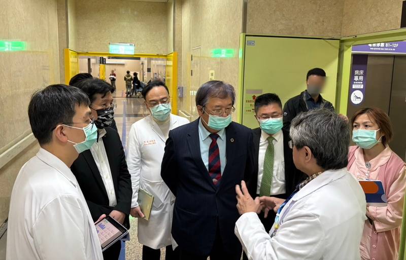 衛福部長邱泰源（中著西裝者）26日訪視衛福部雙和醫院，聽取院方說明醫院因應急診量能問題的應對策略。（民眾提供）