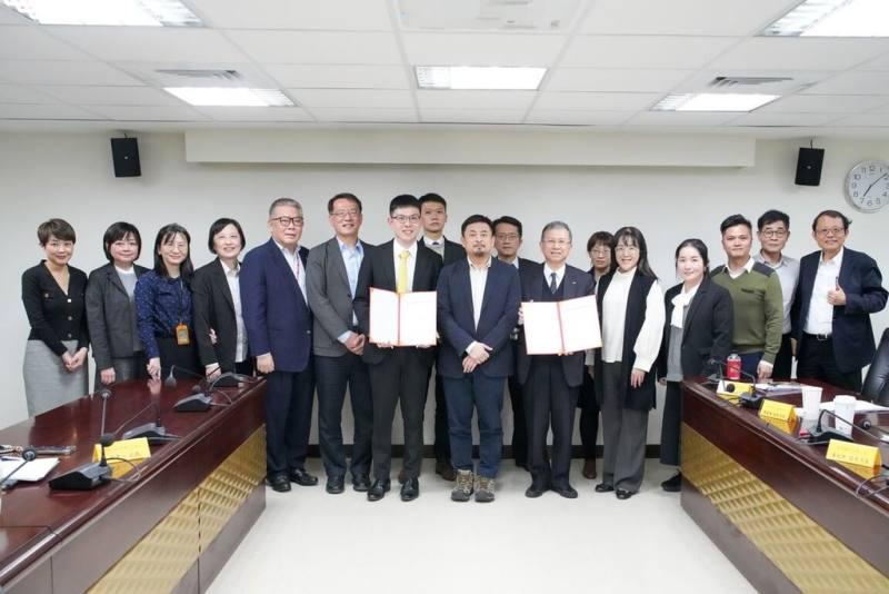 為促成台新金控、新光銀行及新光銀行工會三方就新光銀行員工安置計畫內容達成共識，勞動部25日下午邀集勞資三方再次召開協商會議，針對尚未確認的關鍵議題進行討論，最後於晚間達成勞資協議。（勞動部提供）