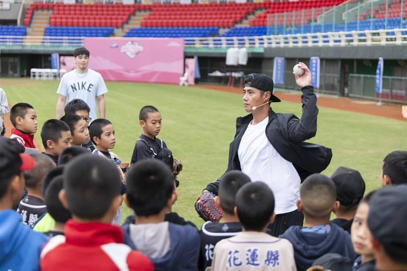 Baseball player Chen Wei-yin (in black jacket) shares pitching techniques with elementary school students in Hualien County, eastern Taiwan, on Nov. 27, 2024. File photo courtesy of China Airlines