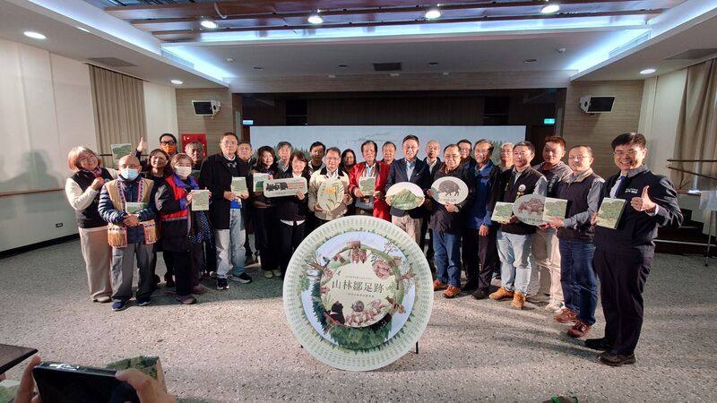 農業部林業及自然保育署嘉義分署26日於嘉義文化創意園區舉辦「山林鄒足跡：阿里山林業史鄒族篇」新書發表會，林業署長林華慶（前排右6）、嘉義分署副分署長李定忠（前排右8）及鄒族長老高德生（前排右7）等人出席