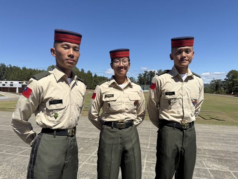 除了陳恩賢（中）外，陸軍官校學生江祐騰（右）、黃冠維（左），3人都通過今年「三軍綜合官校」入伍訓練，該校入伍淘汰率約3成