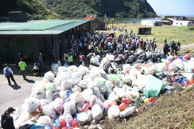 龜山島2024年10月底遭颱風重創，觀光署東北角及宜蘭海岸國家風景區管理處耗時近4個月搶修，完成龜山島設施修繕，28日再邀有關單位與志工登島淨灘，清出2.95公噸垃圾，為3月1日重新開放登島做好準備。（東北角管理處提供）