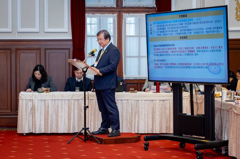 Minister of Health and Welfare Chiu Tai-yuan (邱泰源) presents a report.