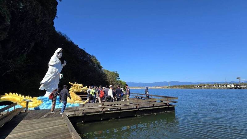 位在宜蘭外海的龜山島因颱風「康芮」重創，滿目瘡痍，經修復近4個月後完工，3月1日起至11月底重新開放觀光登島。（東北角管理處提供）